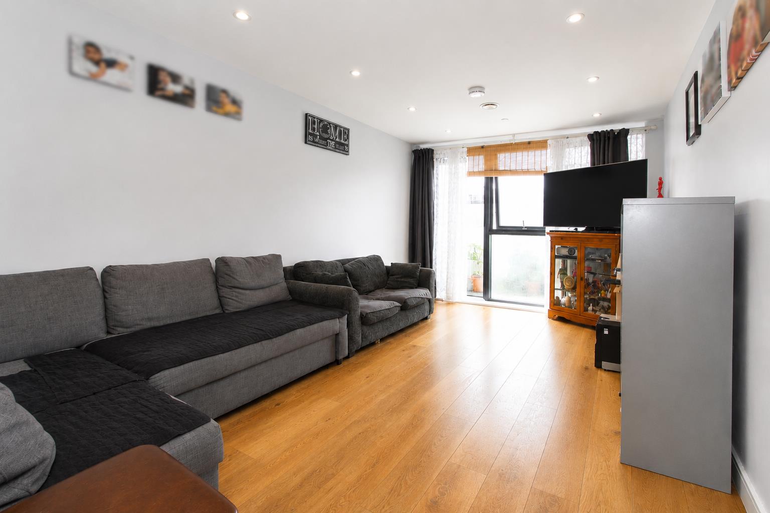 2 bed property in Peake Court, Wallington